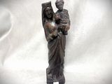 statue d'une femme tenant un enfant dans ses bras