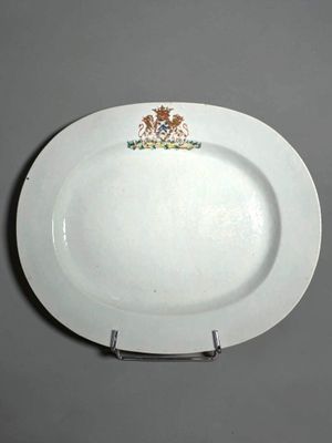 une assiette ovale ornée d'un blason