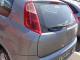 une voiture argentée garée sur un parking, avec d'autres voitures en arrière-plan