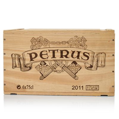 une boîte en bois sur laquelle est inscrit « Petrus »