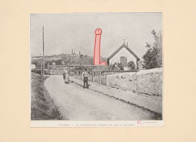 une photo d'une vieille photo représentant un homme marchant dans la rue