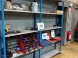 de nombreuses étagères contenant divers articles dans un magasin