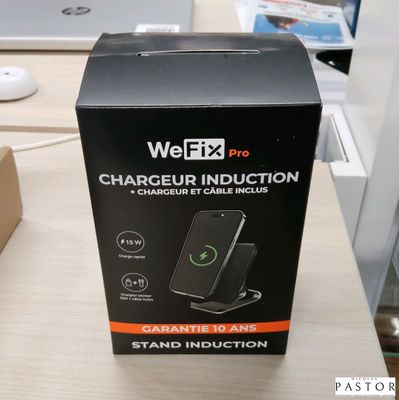 La boîte du chargeur sans fil est posée sur la table.
