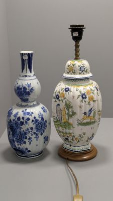 deux vases posés l'un à côté de l'autre sur une table
