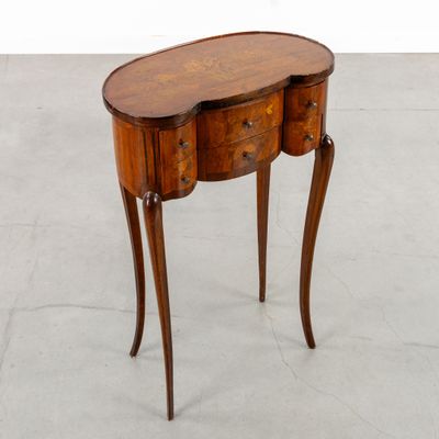 l'image d'une petite table en bois avec un tiroir en dessous