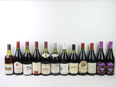 plusieurs bouteilles de vin alignées sur une table