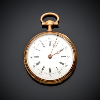 une montre de poche en or avec des chiffres romains sur le cadran