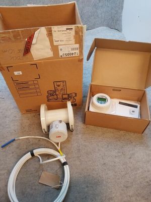 deux cartons contenant du matériel électrique posés par terre
