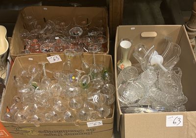 deux boîtes de verres à vin vides posées sur une table