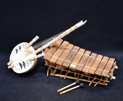 AFRIQUE: Lot comprenant une guitare et un xylophone