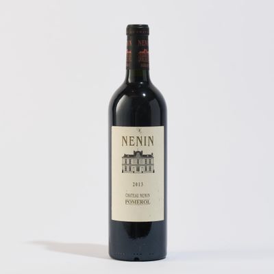 une bouteille de vin posée sur une table