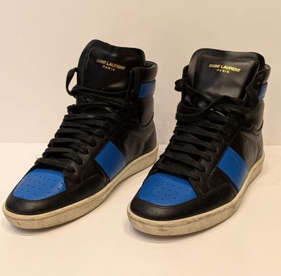 baskets montantes noires et bleues sur un fond blanc