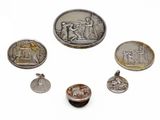 quatre types différents de pièces d'argent et d'or sur un fond blanc