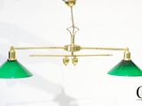 une image représentant deux lampes vertes suspendues au plafond