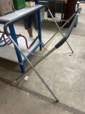 un homme debout à côté d'une table sur laquelle se trouve un ordinateur portable