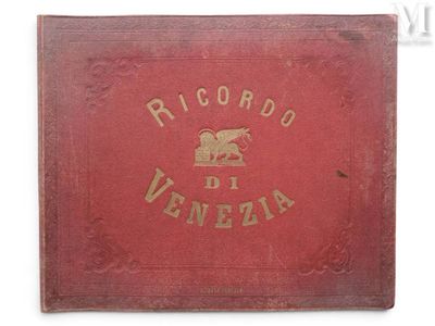 un vieux livre rouge avec des lettres dorées et l'image d'un cheval sur la couverture