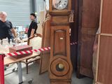 une horloge de parquet placée au milieu d'une pièce