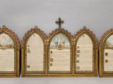 quatre plaques religieuses encadrées, surmontées d'une croix
