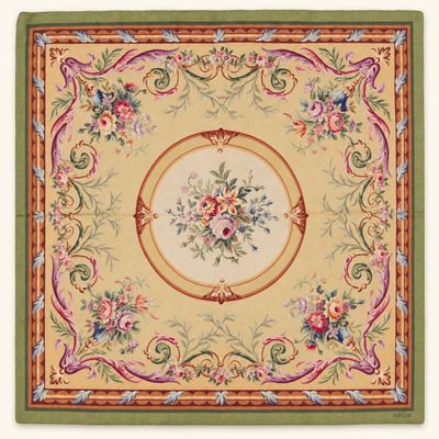 un gros plan d'un tapis orné de fleurs