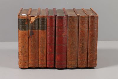 plusieurs vieux livres sont empilés sur une table