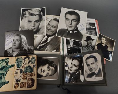 un livre ouvert sur lequel sont posées plusieurs vieilles photos en noir et blanc