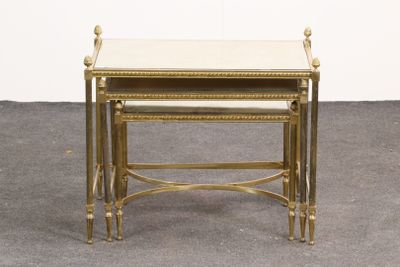 une paire de tables d'appoint en laiton et marbre