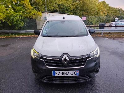 une voiture blanche garée dans un parking