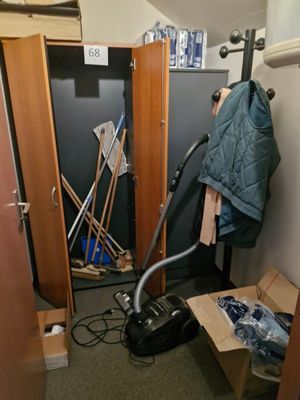 un aspirateur qui se trouve dans le coin d'une pièce