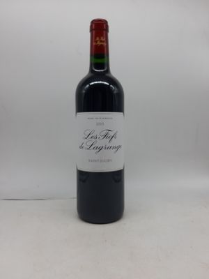 une bouteille de vin rouge posée sur une table blanche