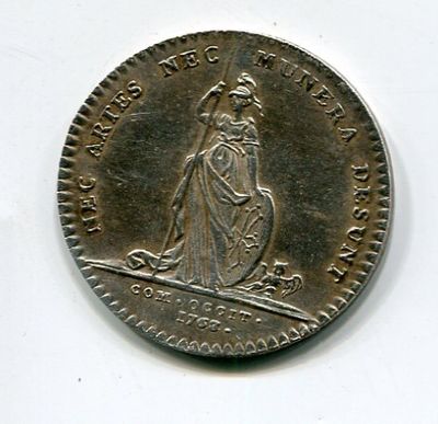 gros plan d'une pièce de monnaie sur une surface blanche