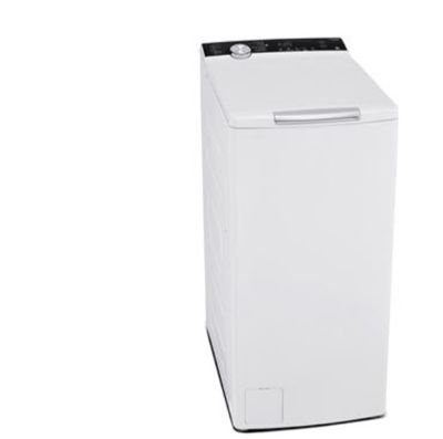 une machine à laver blanche posée sur un comptoir blanc