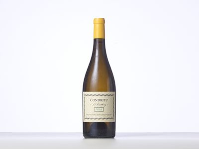 une bouteille de vin blanc posée sur une table