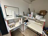 un bureau blanc avec un ordinateur dans une pièce