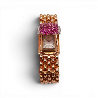 une photo d'une montre rose et dorée sertie de diamants