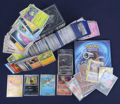 beaucoup de cartes pokemon sur la table