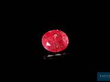 gros plan d'un diamant rouge sur une surface noire
