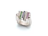 Gros plan sur une bague ornée de pierres multicolores