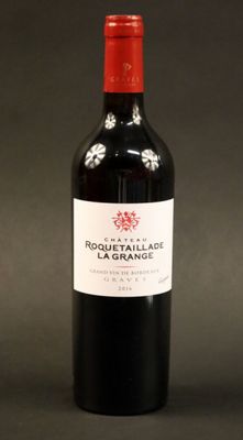 une bouteille de vin rouge avec un bouchon rouge sur fond noir