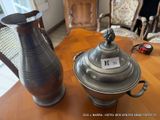 deux vases posés sur une table, avec une étiquette de prix dessus