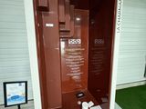 une photo montrant des toilettes situées à l'extérieur d'un bâtiment