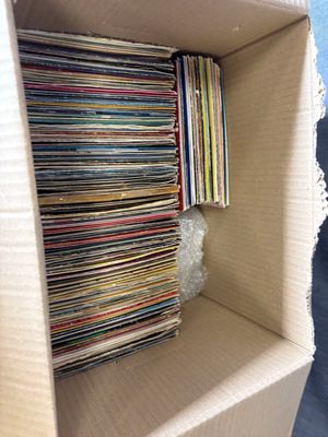 une boîte en carton remplie de nombreux CD et de CD
