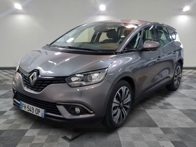 la voiture grise est garée sur un sol en damier dans le garage