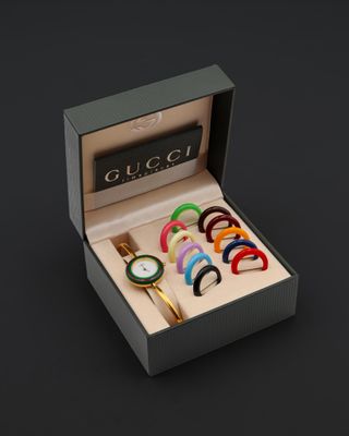 une image représentant une boîte contenant tout un tas de bracelets de différentes couleurs