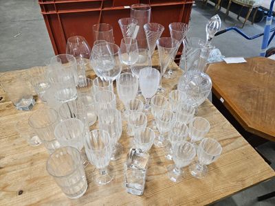 un grand nombre de verres à vin vides posés sur une table