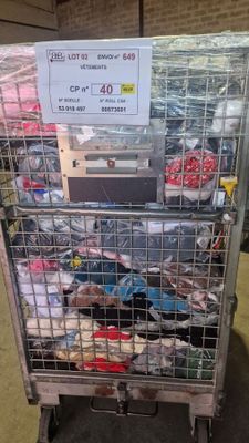 un panier rempli de chaussures