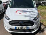 une camionnette blanche garée sur le bord de la route