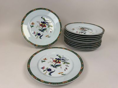 plusieurs assiettes ornées de motifs floraux sont empilées les unes sur les autres
