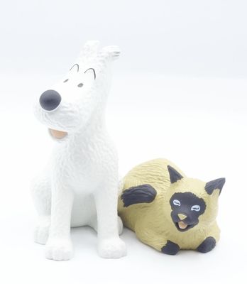 deux figurines représentant un chien et un chat assis l'un à côté de l'autre