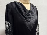 une robe noire à col rond et manches en dentelle, présentée sur un mannequin, un mannequin, un mannequin, un mannequin, un mannequin, un mannequin, un mannequin, un mannequin, un mannequin, un mannequin, un mannequin, un mannequin, un mannequin, un mannequin, un mannequin, un mannequin, un mannequin, un mannequin, un mannequin, un mannequin, un mannequin, un mannequin, un mannequin, un mannequin, un mannequin, un mannequin, un mannequin, un mannequin, un mannequin, un mannequin, un mannequin, un mannequin, un mannequin