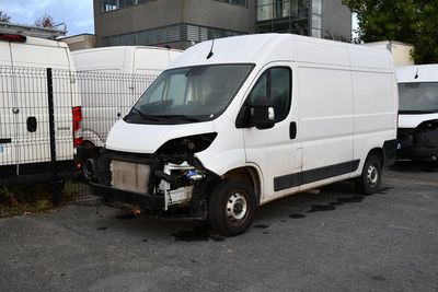 une camionnette blanche garée dans un parking